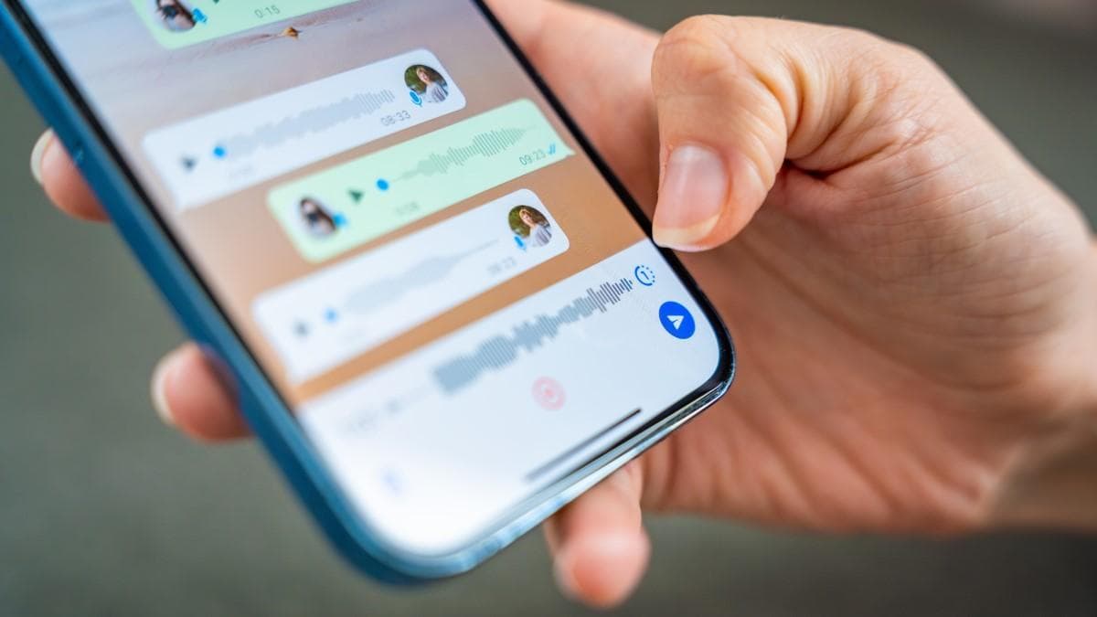 Vakman controleert klantberichten en opvolging op een mobiele telefoon